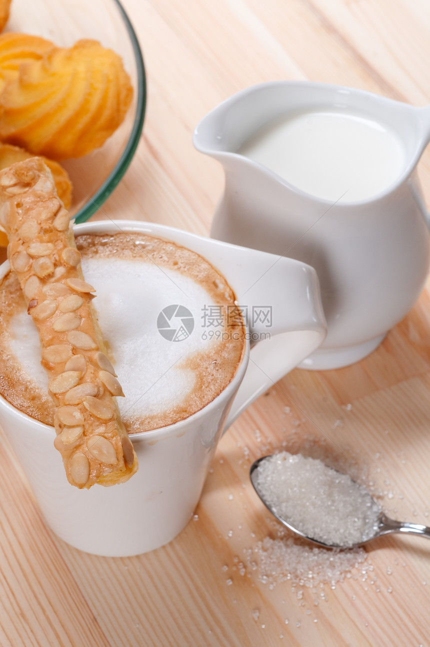 新鲜早餐咖啡和糕点液体勺子甜点桌子杯子房子饮料面包牛奶奶油图片