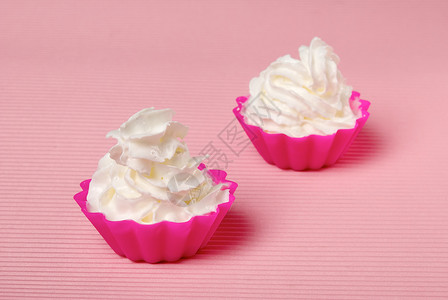 两部分鲜奶油美食粉色甜点装饰饮食鞭打团体食物小吃漩涡背景图片