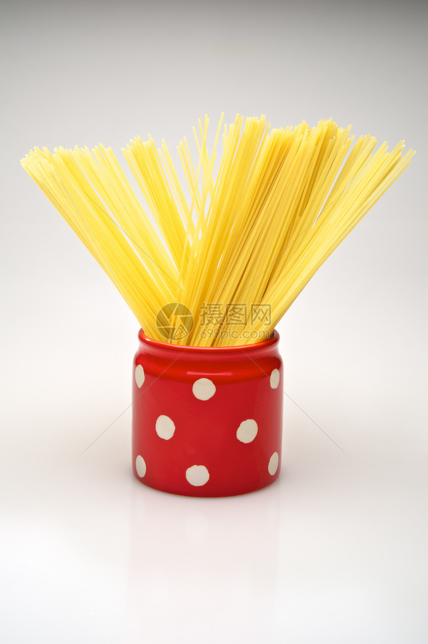 红罐子里的意大利面条工作室白色美食团体午餐红色文化营养黄色图片