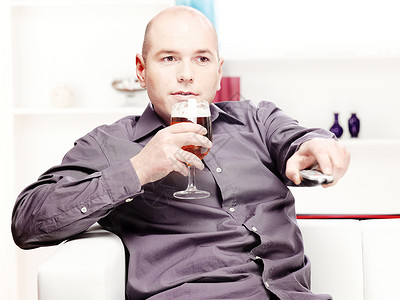 男人在家喝啤酒放轻松背景图片