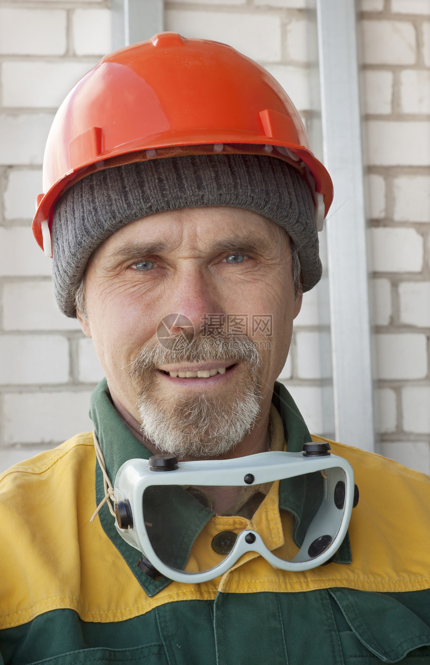 戴防护头盔的老年工人男性戏服成人活动索具服饰衣服瓦工服装建设者图片