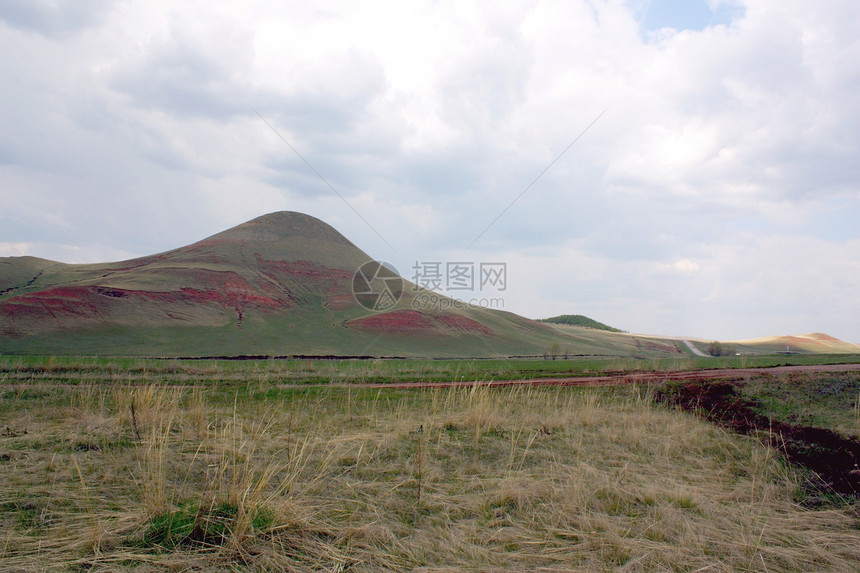 山丘的夏月风景荒野太阳土地城市环境森林场地阳光山脉天空图片