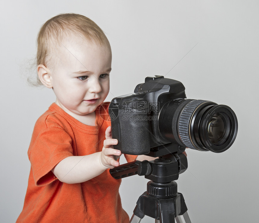 带数码相机的幼儿照片镜片技术摄影相机摄影师儿童婴儿图片