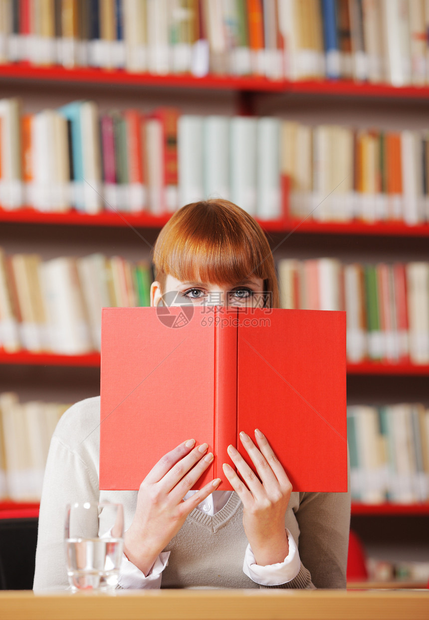 青年学生大学摄影大学生女性阅读学习书架搜索红发教育图片