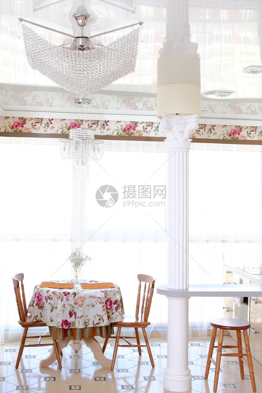 内部的地面窗帘阳光用餐沙发房间盘子奢华住宅公寓图片