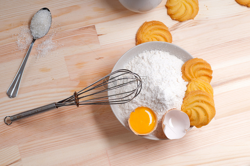 做烤饼干牛奶面粉烘烤糕点厨师蛋糕用具黄油烹饪工作图片