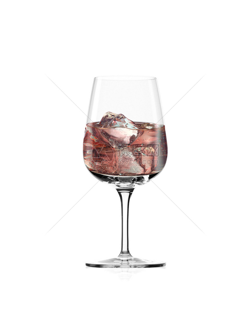冰饮料在玻璃杯中图片