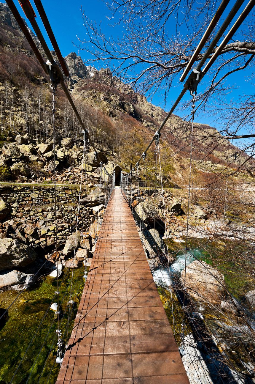 有线维护桥森林峡谷金属流动岩石顶峰蓝色溪流工程生态图片