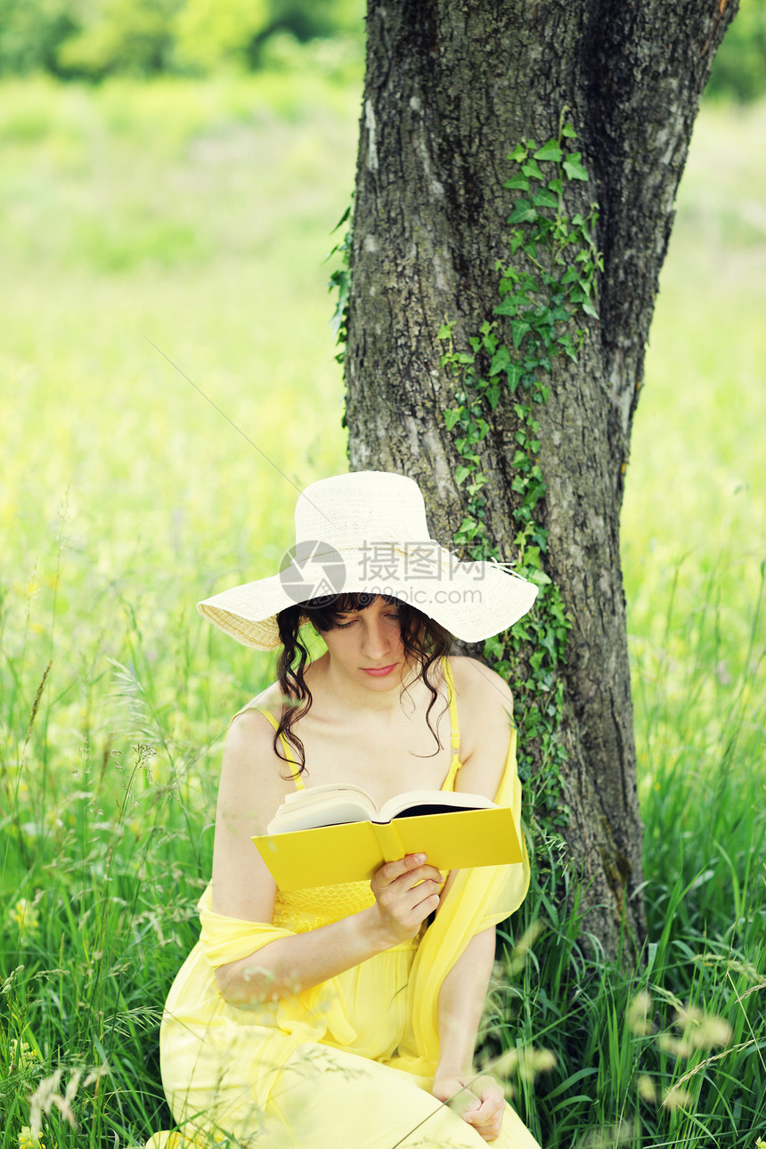 年轻妇女阅读书摄影棕色活动头发花朵生活方式福利休闲成人太阳图片