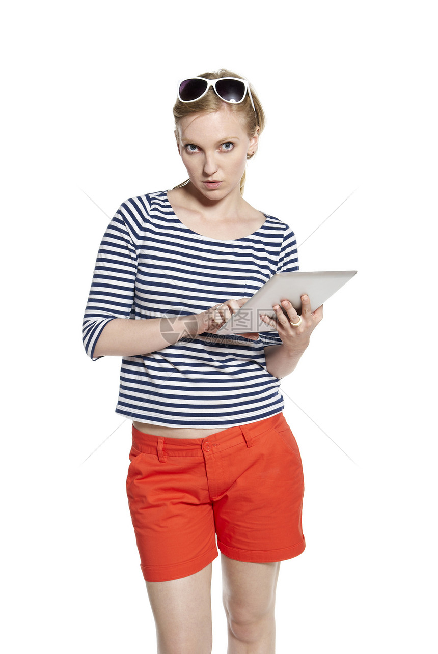 使用平板药的年轻妇女互联网太阳镜女士橙子成人大学生电子邮件影棚衬衫条纹图片