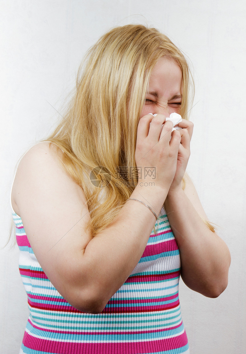 带着手帕的金发美女流感疾病喷嚏花粉过敏鼻子女孩女性咳嗽组织图片