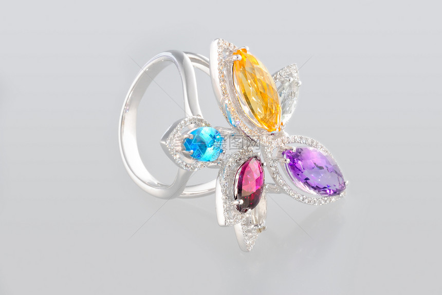 带有钻石的白金环紫色展示魅力红宝石饰品蓝色金子宝石奢华戒指图片