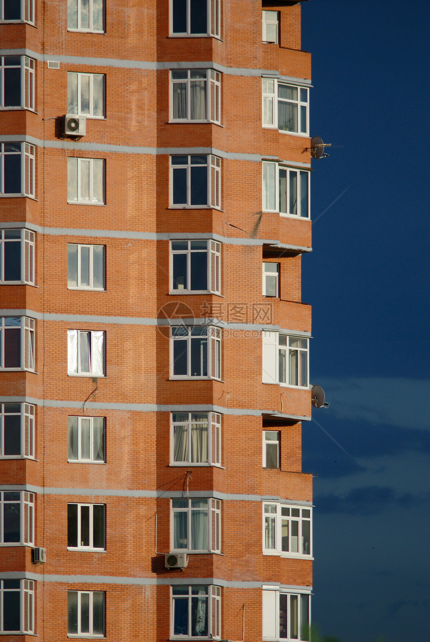 现代多套公寓建筑的建筑建构抽象 在日落阳台多层蓝色橙子财产城市化天空高楼社区图片