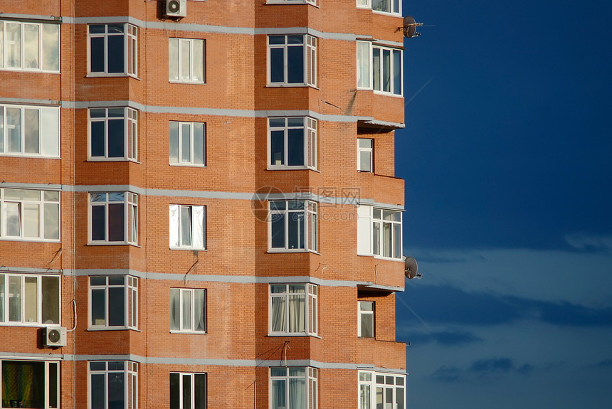 现代多套公寓建筑的建筑建构抽象 在高楼日落投资社区财产橙子住宅多层玻璃建筑学图片