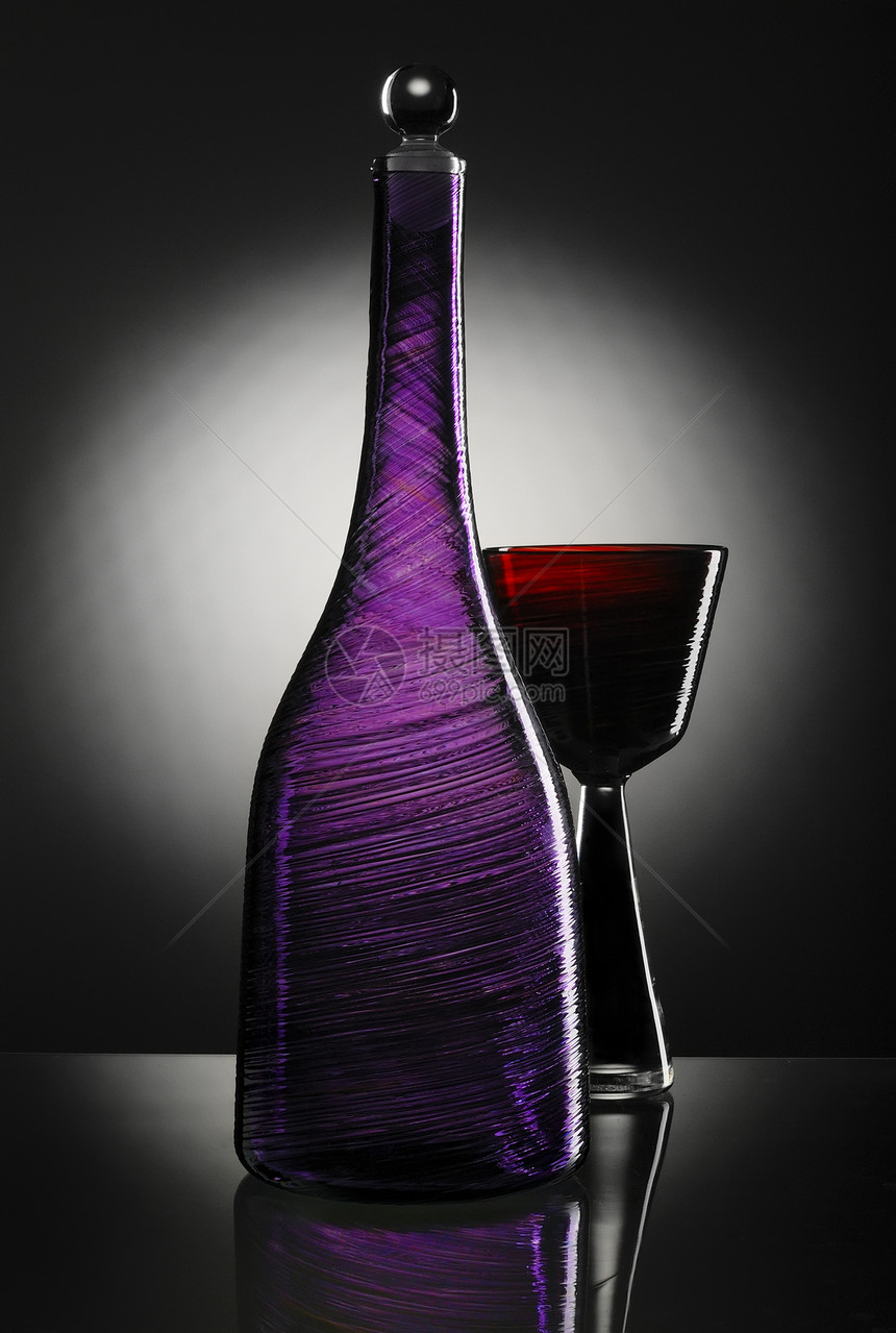 带玻璃的空瓶子饮料咖啡店餐厅酒厂紫色反射餐具庆典用餐镜子图片