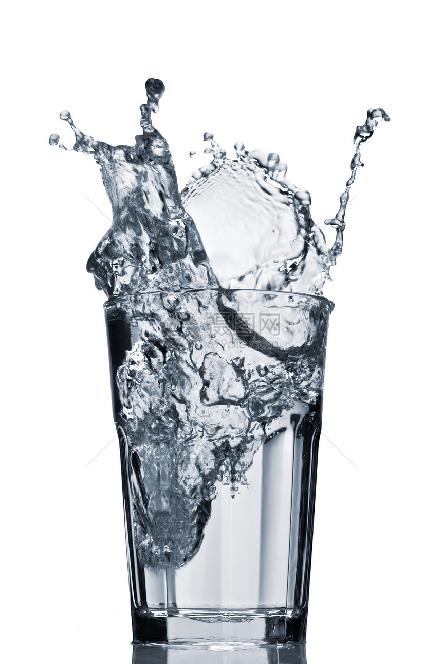 水在面玻璃中喷洒蓝色气泡飞溅宏观水滴酒吧反射液体玻璃饮料图片