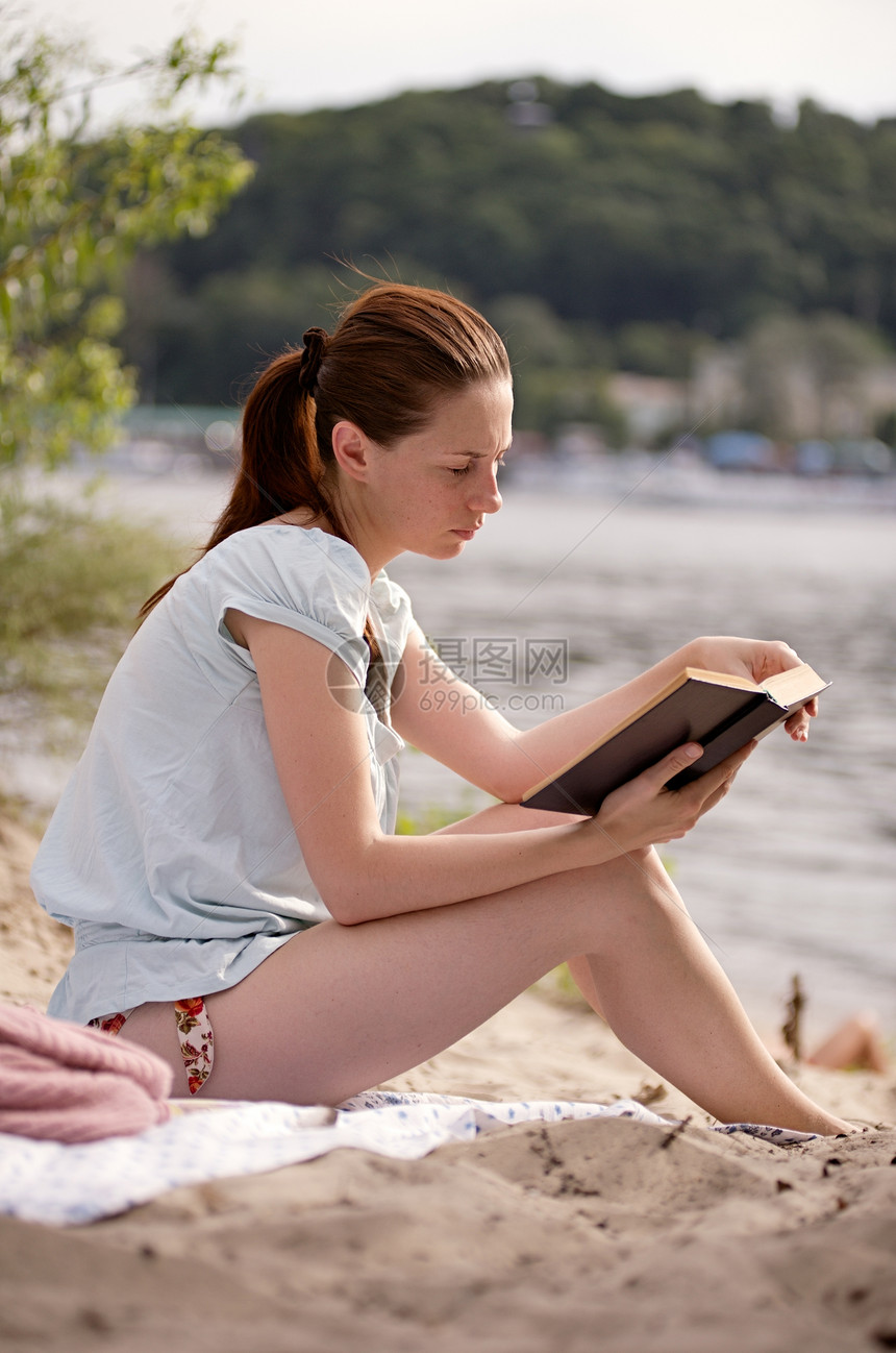 年轻女孩在河边读书的时候图片
