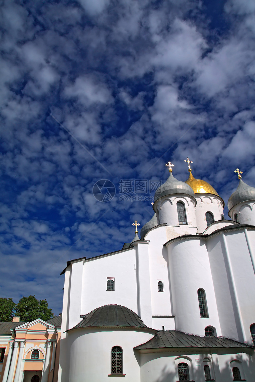 基督教正统教会在阴云背景上旅游旅行历史装饰宗教天空假期圆顶地标文化图片