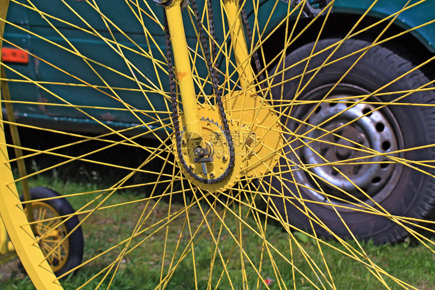 黄色自行车车轮图片