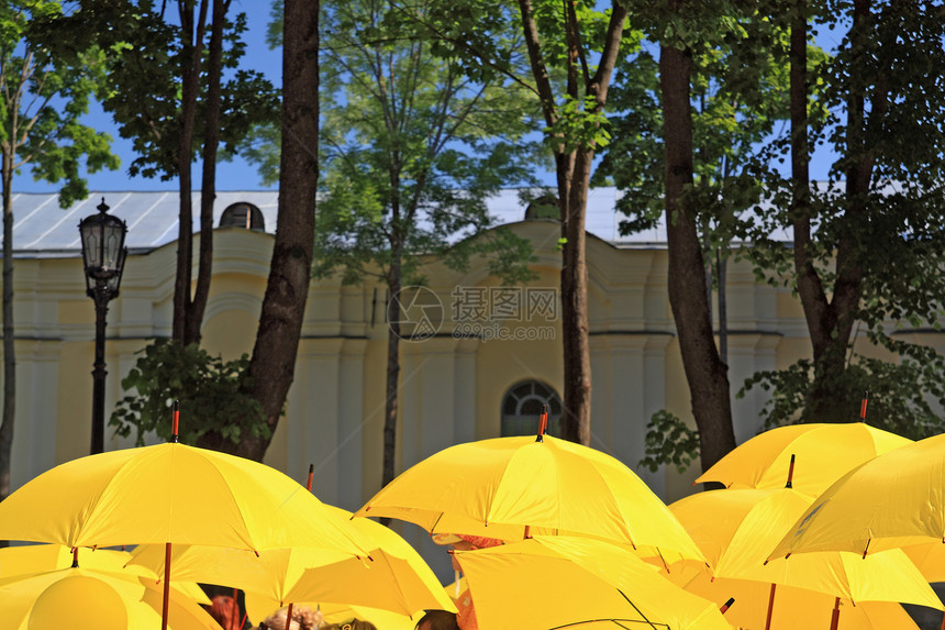 城镇街道上的黄色雨伞图片