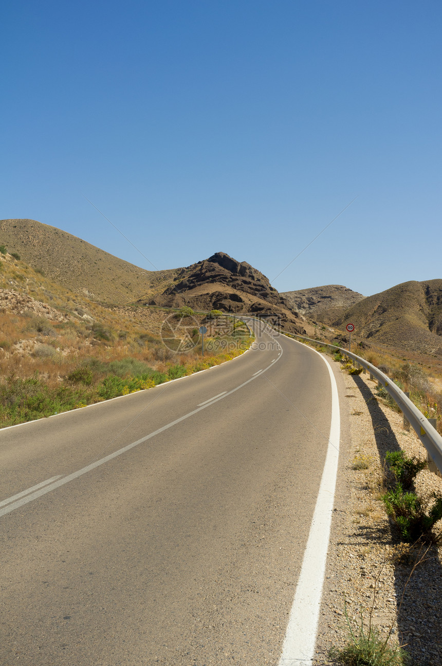 荒沙漠道路旅行干旱砂岩上坡乡村岩石爬坡沥青路线风景图片
