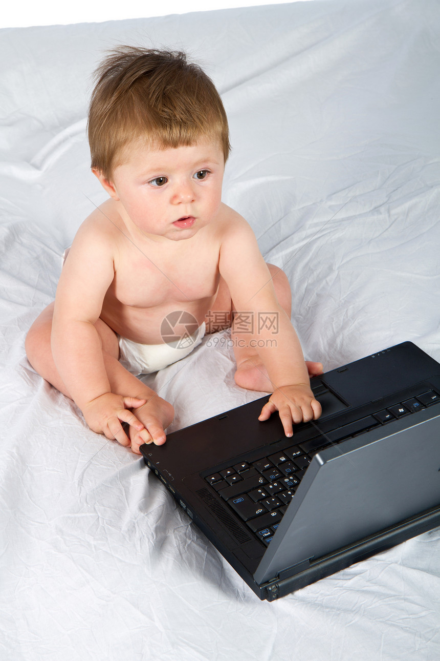 儿童玩笔记本电脑技术学习互联网快乐白色微笑婴儿餐巾游戏孩子图片