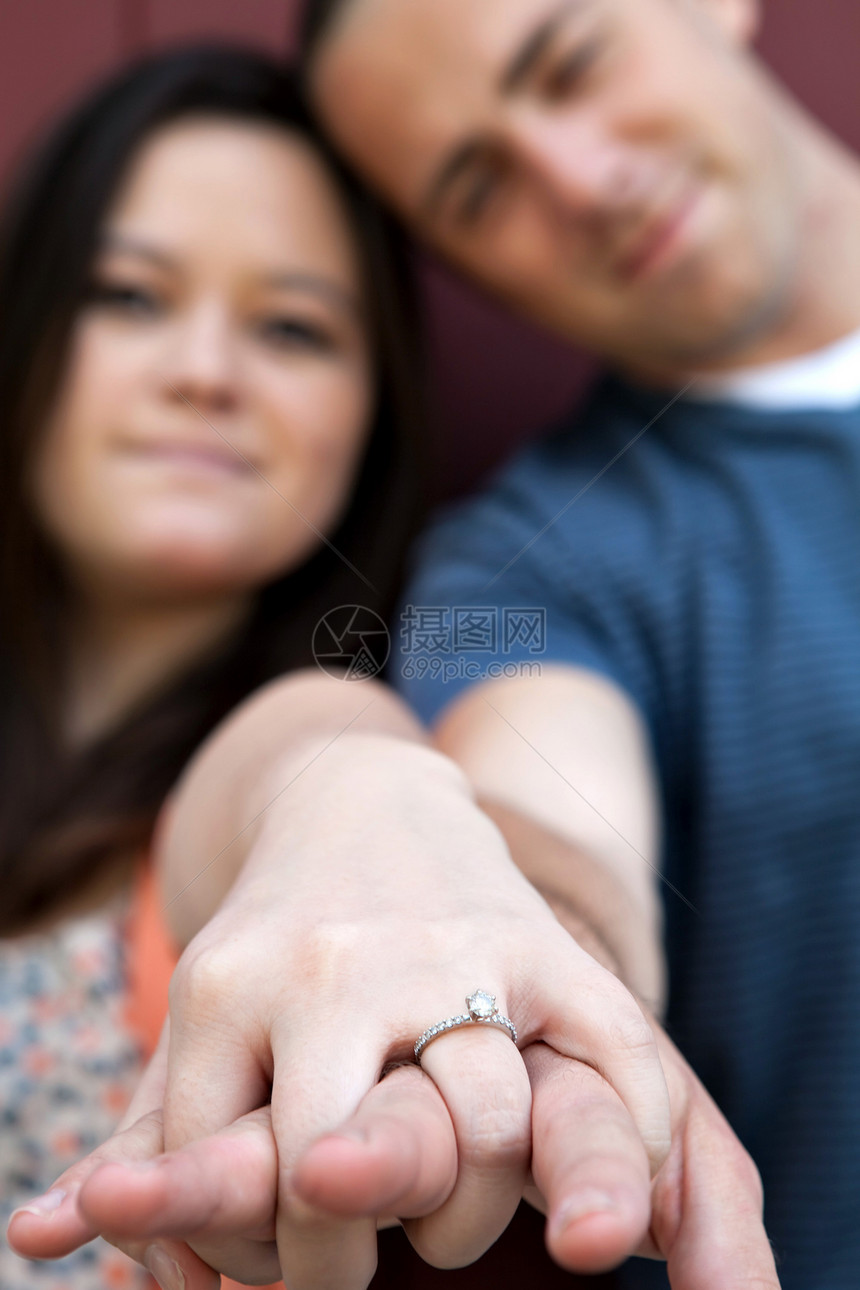 订婚夫妇展示钻石戒指图片