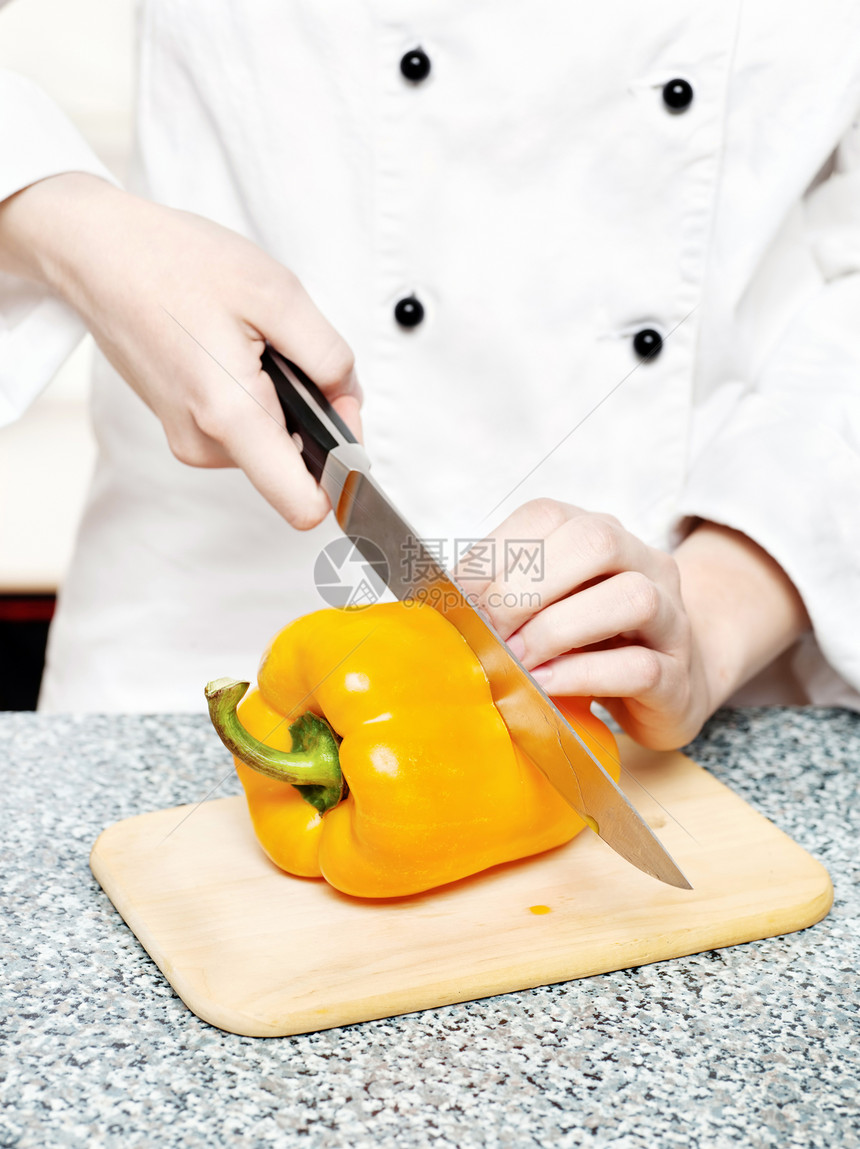厨师切胡椒黄色行业服务食品蔬菜人手沙拉烹饪砧板食物图片