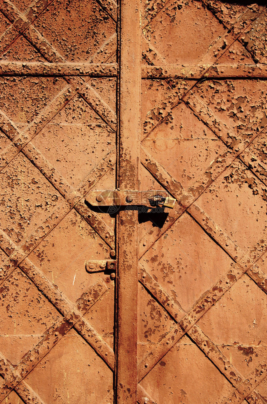 古老的锈制钢门背景图片