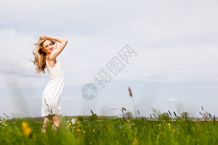 夏天在户外快乐的美丽金发美女场地成人季节活力天空阳光公园女士背景晴天背景图片