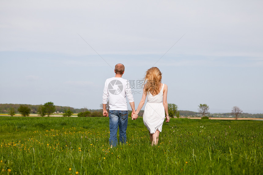 年轻快乐的情侣在夏天玩得开心太阳季节天空乐趣男朋友女士成人女性喜悦夫妻图片