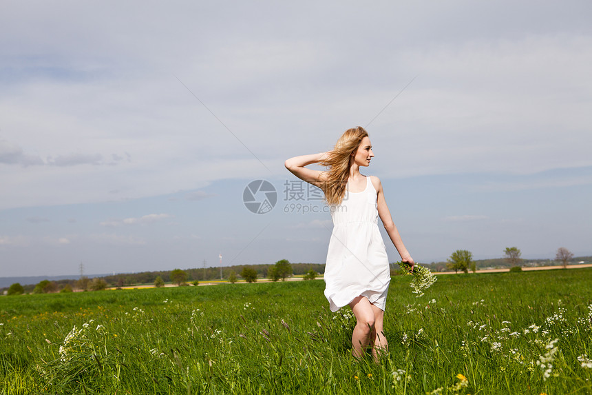 夏天在户外快乐的美丽金发美女背景成人阳光蓝色季节晴天天空场地公园幸福图片