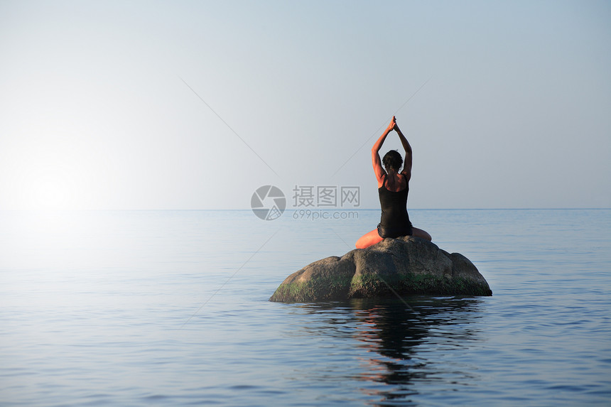 海上瑜伽场景石头禅意女士沉思生活方式岩石福利日落拉伸图片