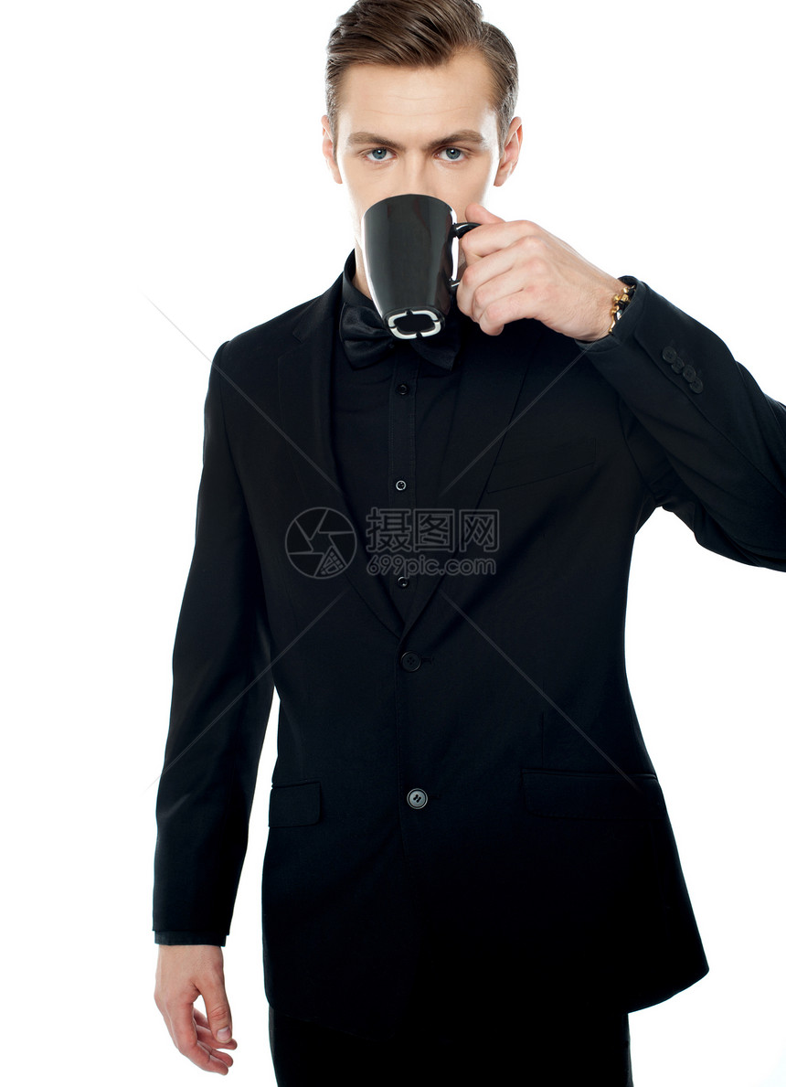 聪明的年轻人在黑杯咖啡中喝咖啡图片