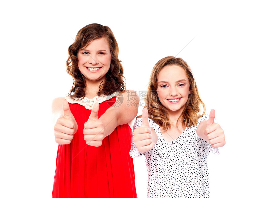 两个朋友举起手来 抬起两个朋友的拇指图片