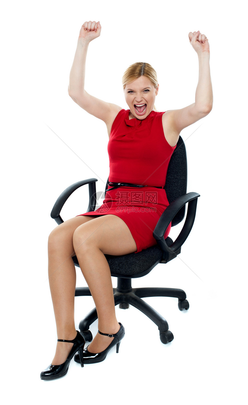 坐在椅子上兴奋的女士 孤立无援图片