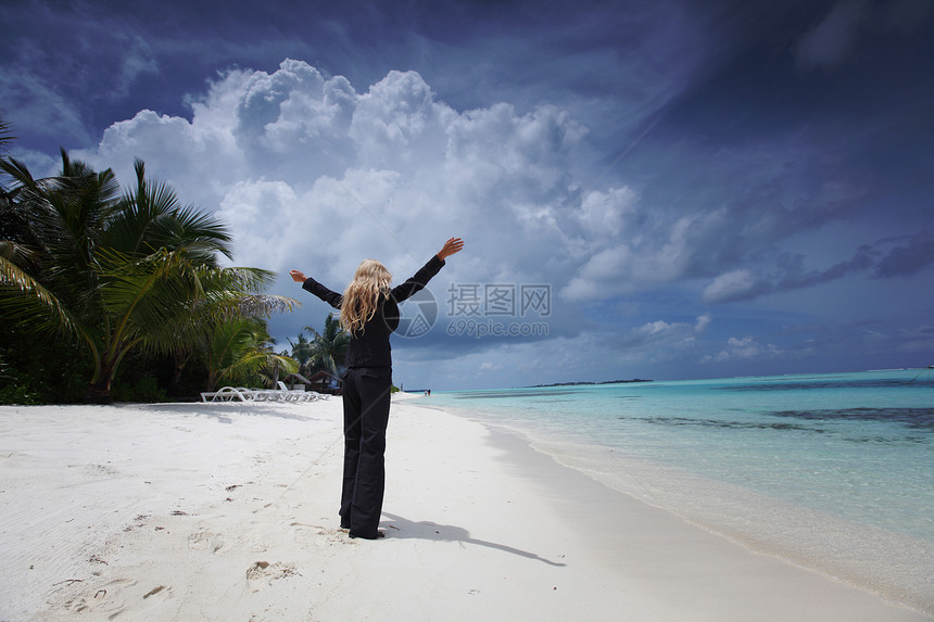 海洋海岸上快乐的女商务人士天空旅行海滩金发女郎晴天蓝色海浪工人女士成人图片