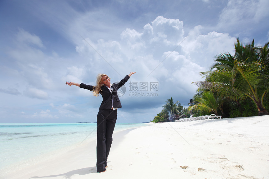 海洋海岸上快乐的女商务人士工人太阳假期旅行阳光蓝色商务海浪女性人士图片