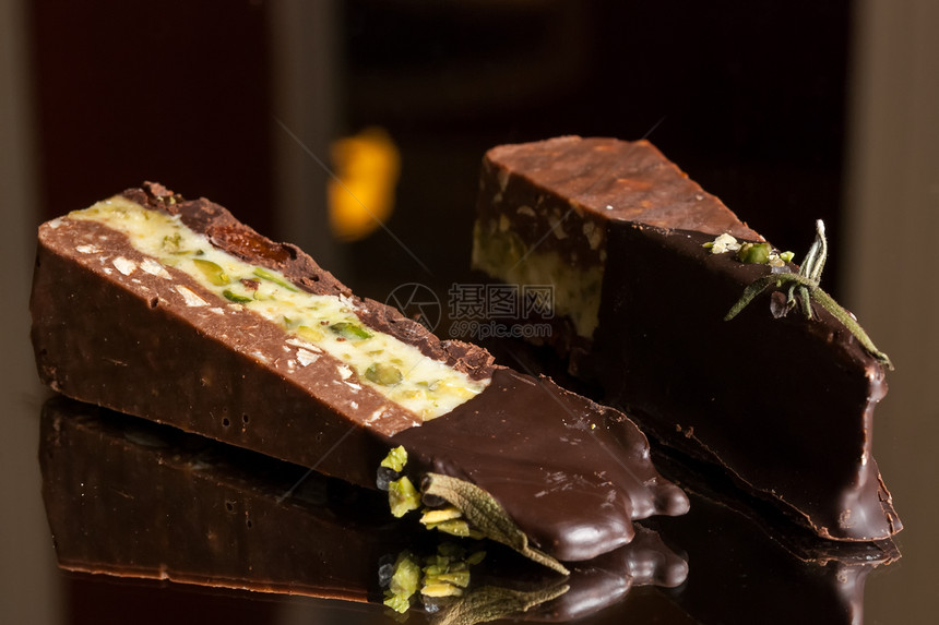 豪华手工制作白巧克力糖果金字塔装饰品礼物育肥展示可可甜点美食小吃食物图片