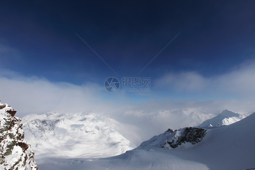 平面顶部全景单板爬坡蓝色风景太阳运动远足滑雪旅游图片