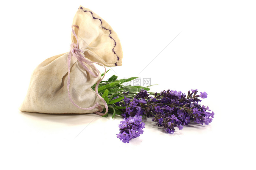带鲜花和叶子的紫衣袋图片