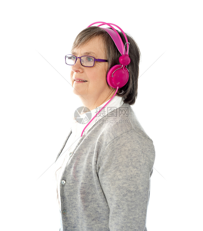 听音乐的老龄女性图片