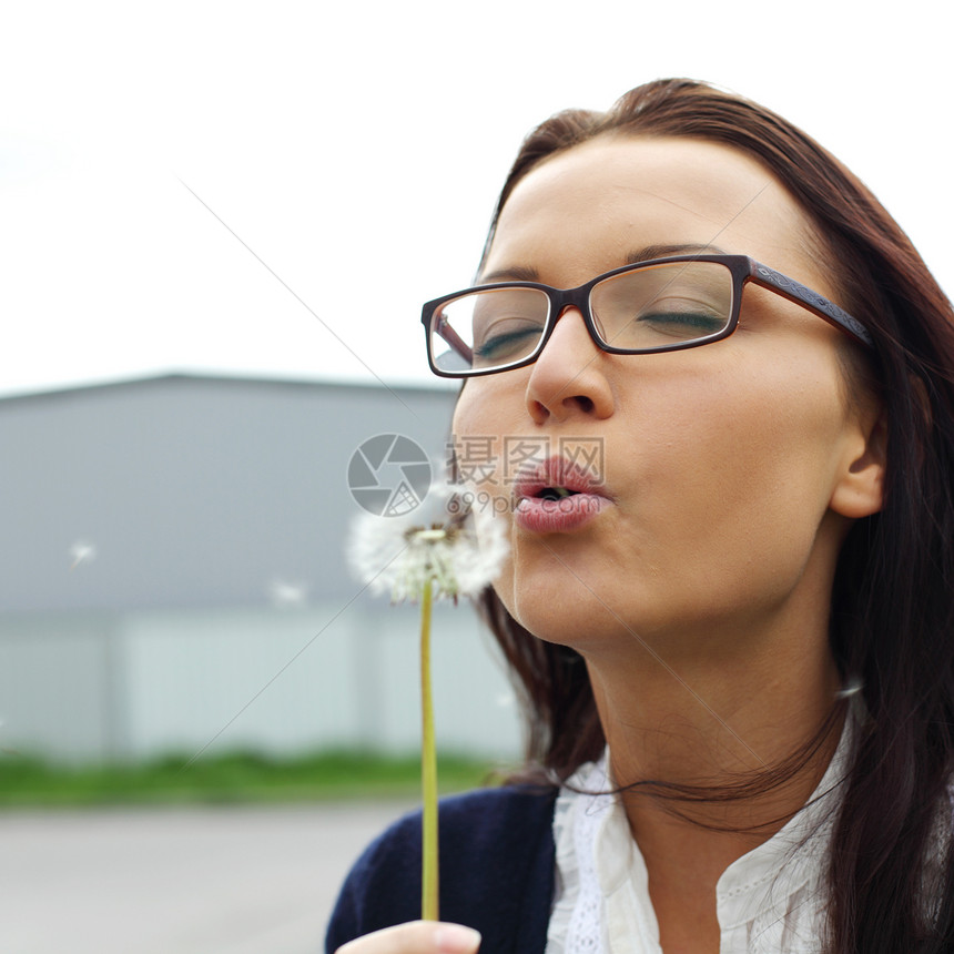 女孩吹在花朵上眼镜商务朋友们生意大学生幸福白色人脸女性会议图片