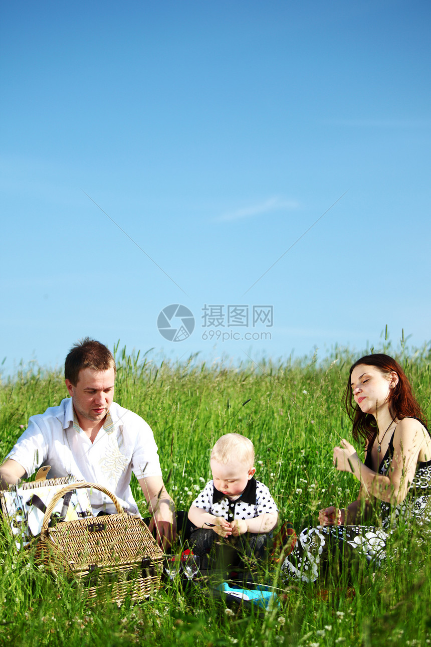 家庭野餐爸爸男人公园天空儿子男性微笑乐趣农村篮子图片