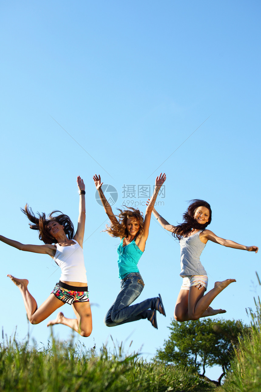 女友跳跃太阳喜悦成人身体头发天空女孩女性自由场地图片