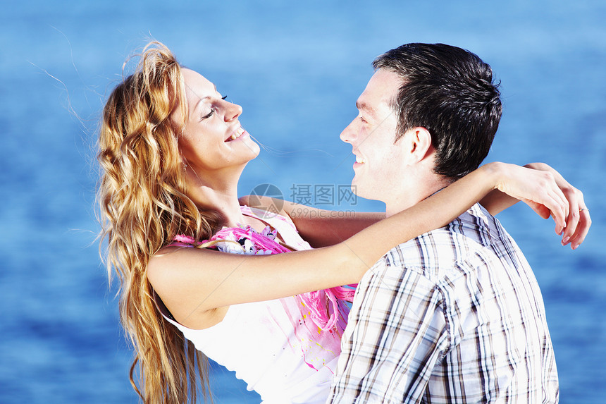 拥抱在海面上成人太阳妻子友谊微笑季节场地快乐喜悦幸福图片
