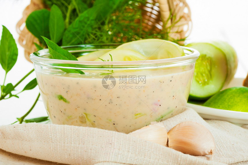 扎兹基蔬菜小吃饮食草本植物奶制品黄瓜盘子奶油午餐沙拉图片