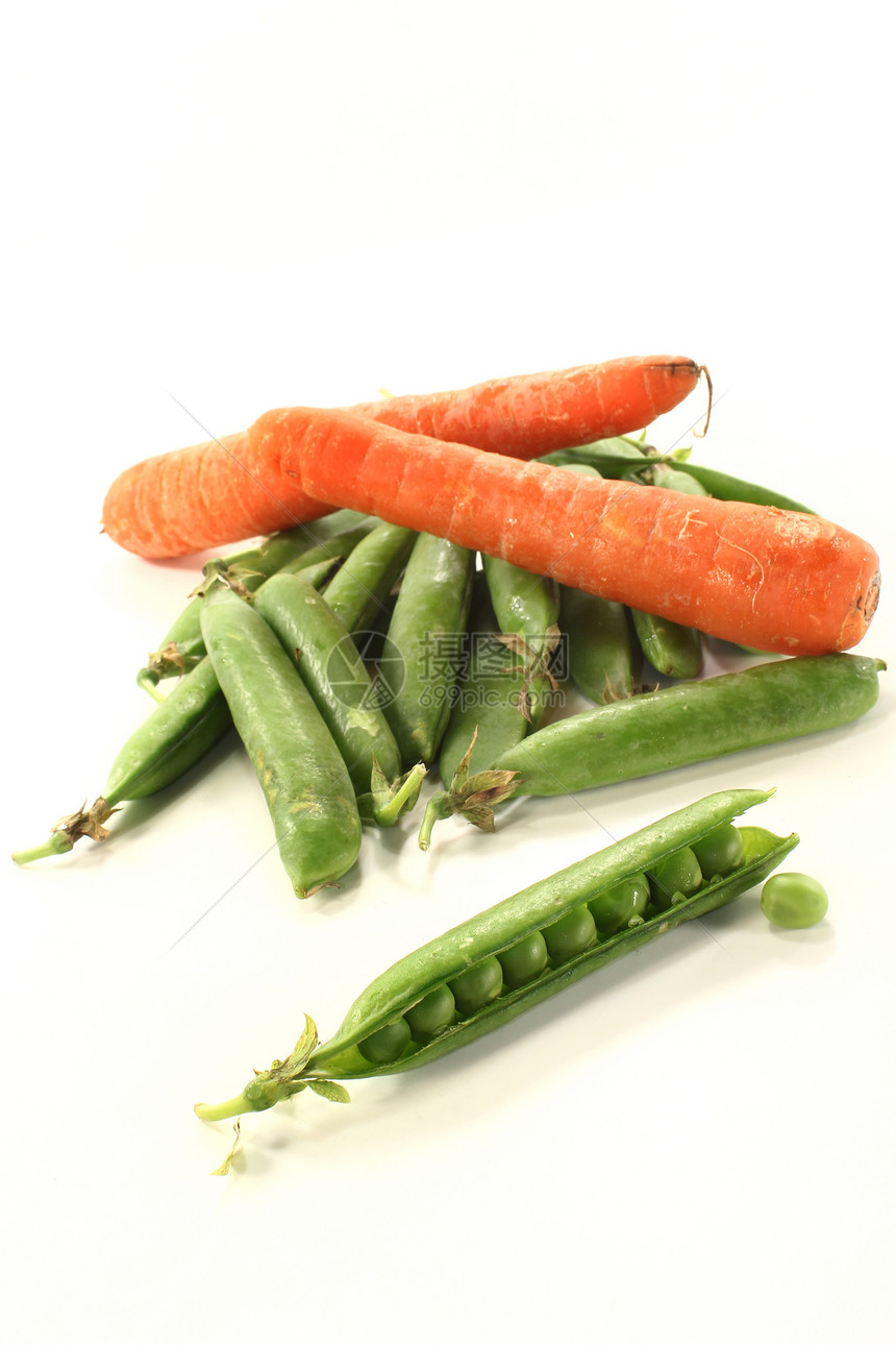 豌豆和胡萝卜白色绿色蔬菜水果豆类图片