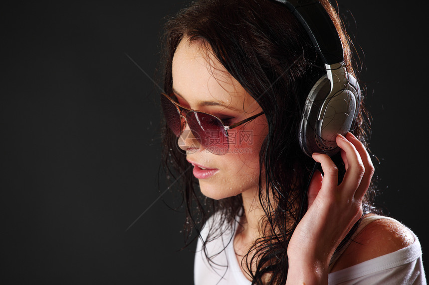 电话中的妇女音乐成人喜悦乐趣耳机女孩女性快乐青年黑发图片