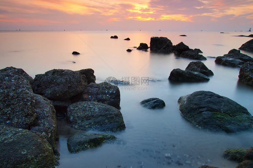 海洋景观海岸石头泡沫岩石多云假期戏剧性日落风景地平线图片